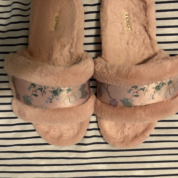 Vionic Indoor Slippers. Size 7.5 - Picture 2 of 6